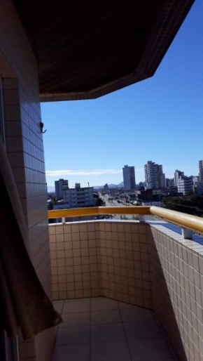 Kitnet Praia Grande Vila Caiçara com sacada ampla